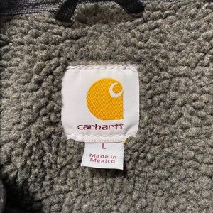 Doesn’t fit me, bought it too big. Carhartt jacket cool staple piece.
